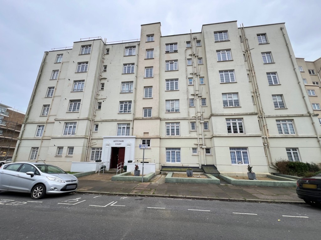 Lot: 115 - GROUND FLOOR FLAT - External photo of Motcombe Court building